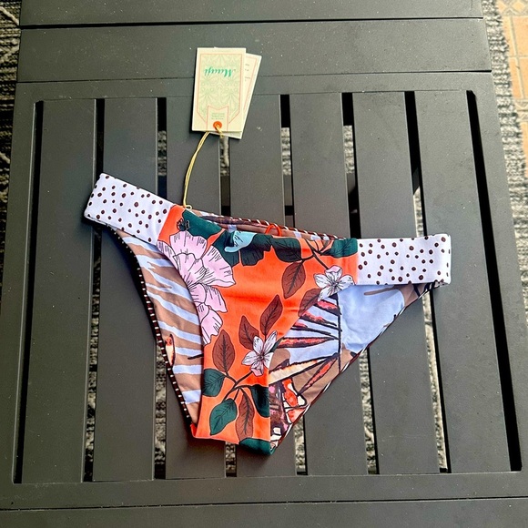 (BOTTOMS) Maaji Sandy Docks Reversible Bikini Bottoms. - Picture 5 of 11